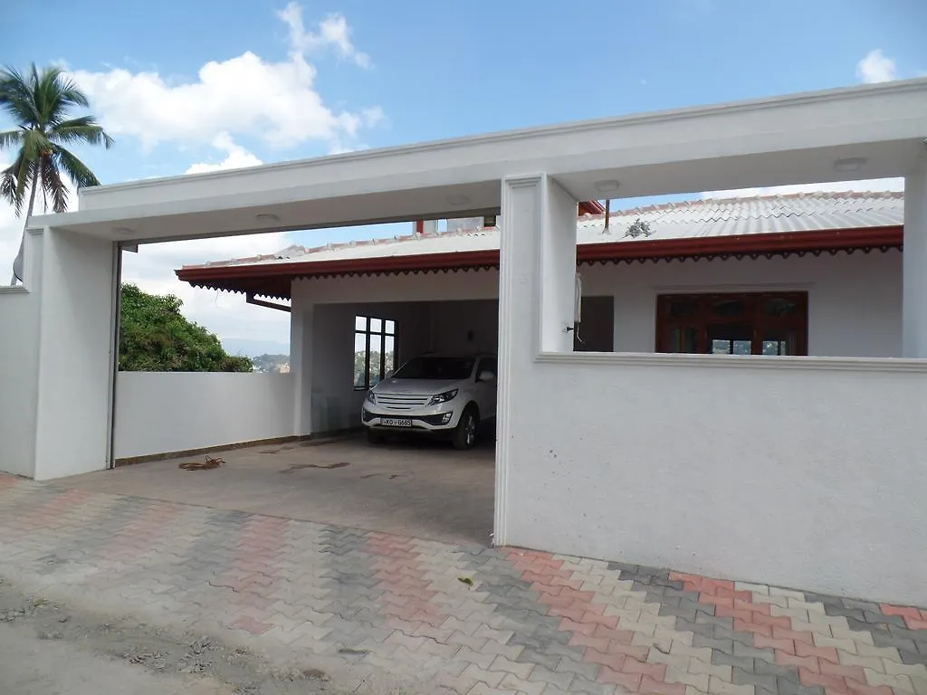 Kandyan Bluestar Villa קנדי