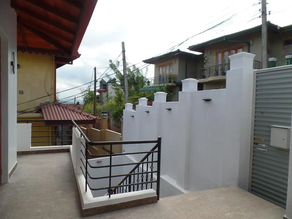 מלון Kandyan Bluestar Villa