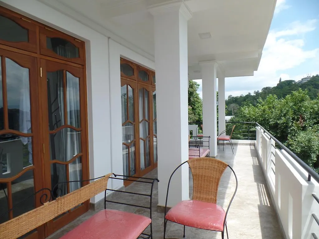 Kandyan Bluestar Villa 2*, קנדי