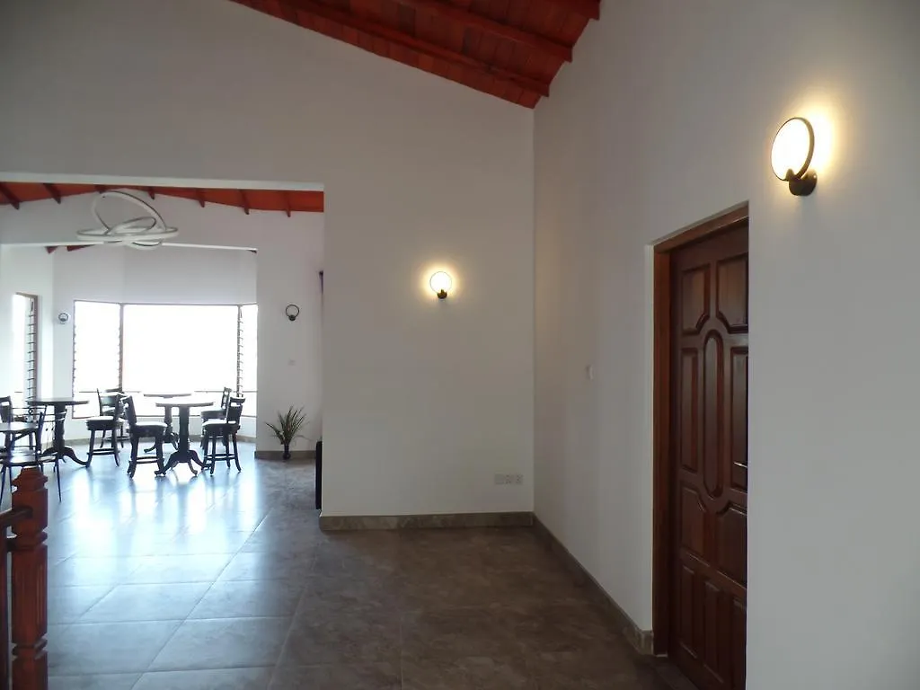 Kandyan Bluestar Villa 2*, קנדי