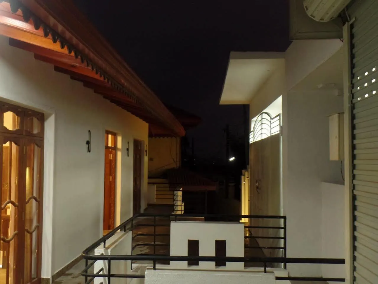 Kandyan Bluestar Villa 2*, קנדי